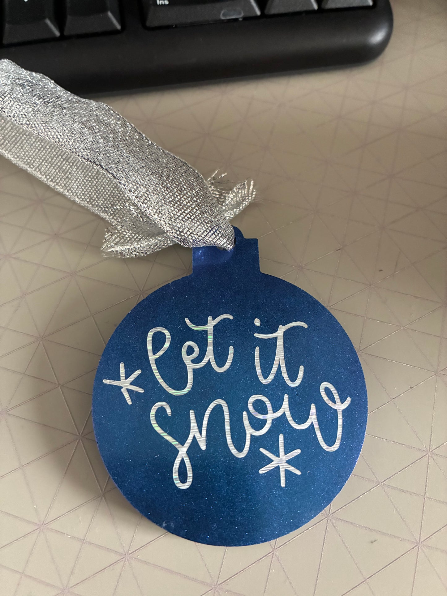 Unique resin flat bauble with vinyl quote