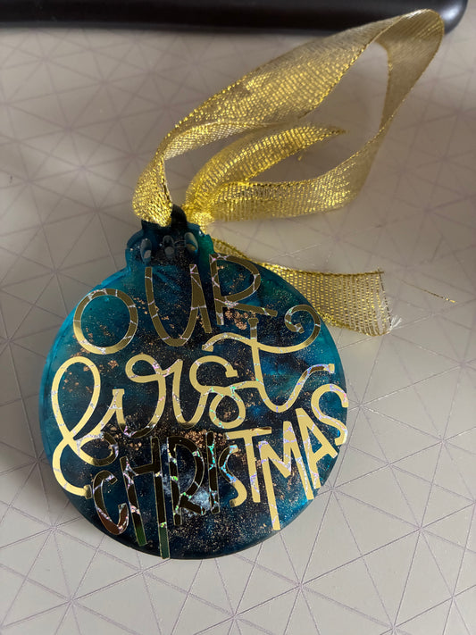 Unique resin flat bauble with vinyl quote