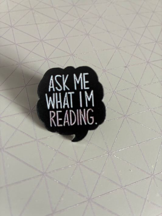 Ask me what I’m reading Pin badge